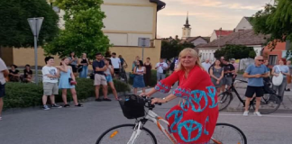 Tužila novinara jer ju je nazvao „pesnikinjom u pokušaju“