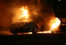 Uhapšen piroman! Posle ponoći zapalio dva automobila, vatra zahvatila i kuću