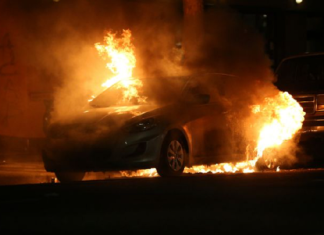 Uhapšen piroman! Posle ponoći zapalio dva automobila, vatra zahvatila i kuću