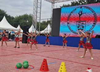 MITROVAČKI „SIRMIUM DANCE“ PREDSTAVIO SE NA SAJMU SPORTA: Pet koreografija pred ljubiteljima sporta