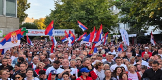 REAGOVANJA NA VUČIĆEV GOVOR U SREMSKOJ MITROVICI: Šta je ostalo iza obraćanja na prepunom Trgu Vojvođanskih brigada?